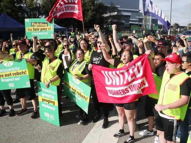 MELBOURNE, AUSTRALIA- NewsWire Photos DECEMBER 2, 2024: Woolworth workers on a picket line at the Dandenong South Distribution centre.The centre was meant to open at 6am however it remains blocked with a picket line of workers. Picture:  NewsWire/ David Crosling