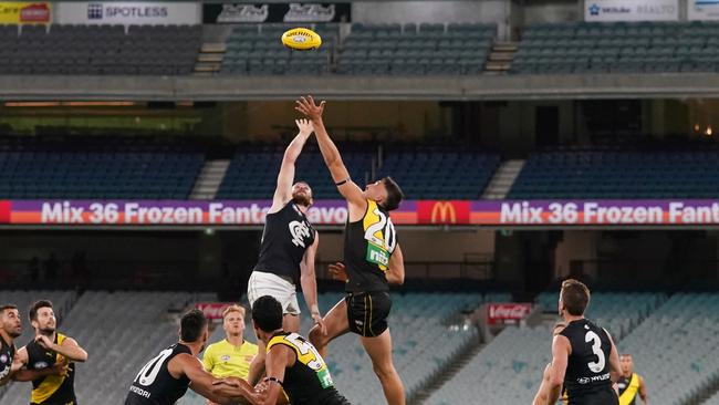 A general view is seen as Levi Casboult of the Blues competes for the ball against Ivan Soldo of the Tigers (Right) during the Round 1 AFL match between Richmond and Carlton at the MCG in Melbourne, Thursday, March 19, 2020. (AAP Image/Michael Dodge) NO ARCHIVING, EDITORIAL USE ONLY