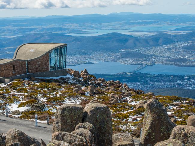 18/20CATCH A SUNSET AT MOUNT WELLINGTON At dawn, experience a sky of pastel pinks and purples with dramatic mountains and Hobart in the distance at the top of Mount Wellington.
