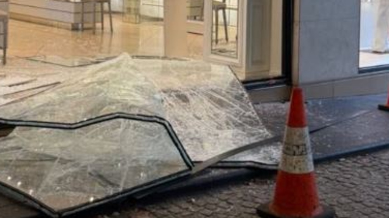 Dramatic scenes as thieves ram car into luxury Collins St store