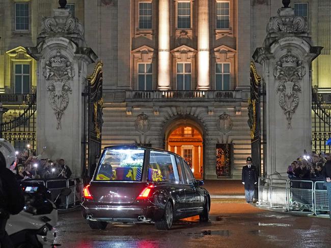 The coffin of Queen Elizabeth II arrives in the Royal Hearse at Buckingham Palace. Picture: / AFP