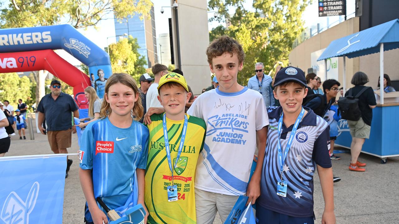 20/12/24. Gallery Big Bash - Adelaide Strikers v Melbourne Stars at Adelaide Oval. Picture: Keryn Stevens