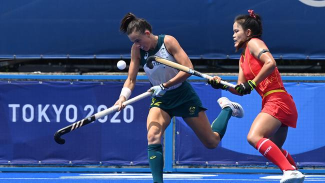 Australia's Savannah Fitzpatrick (L) in action against China at Oi Hockey Stadium in Tokyo on July 26, 2021. Photo: AFP