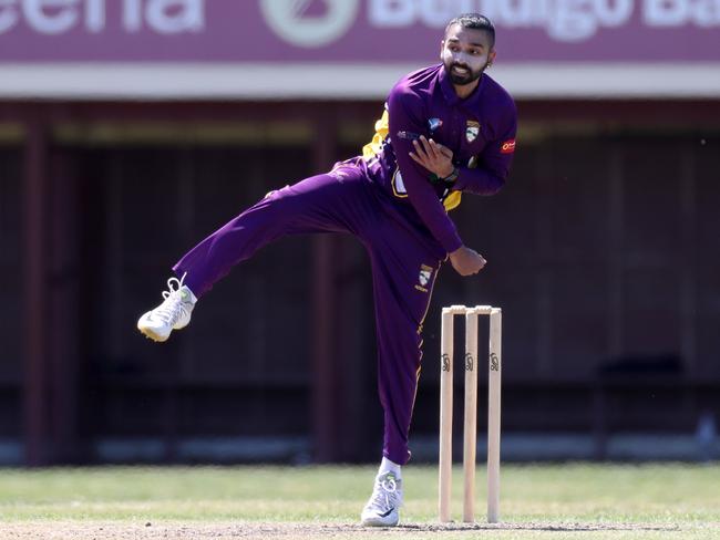 Dravid Rao in his bowling action. Picture: Mark Dadswell