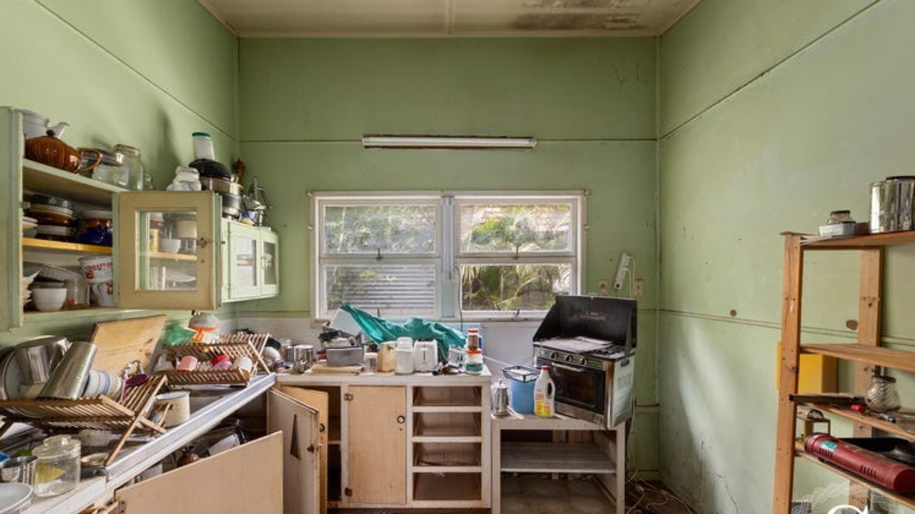 The kitchen before the renovation …