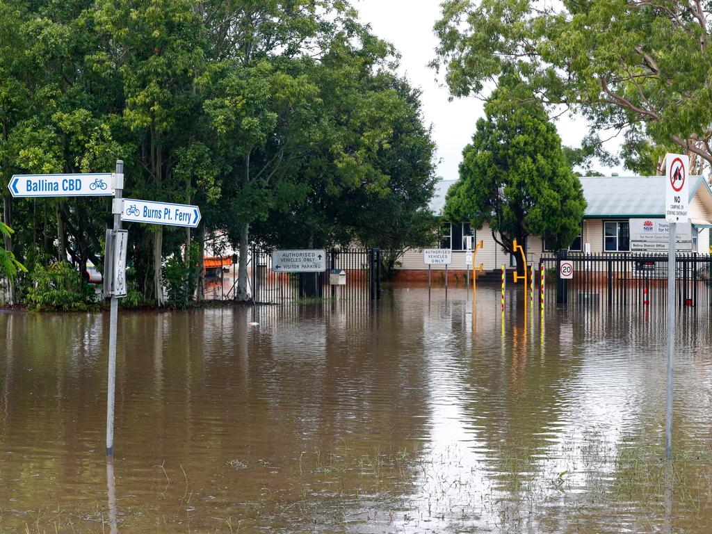 Floods: Road safety experts reveal items to help get out of cars in ...