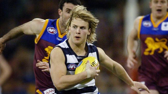 Gary Ablett ducks away from Nigel Lappin during the 2004 preliminary final.