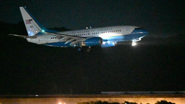 A US military aircraft with US House Speaker Nancy Pelosi on board prepares to land at Sungshan Airport in Taipei on August 2, 2022. – Pelosi landed in Taiwan on August 2 evening, defying days of increasingly stark warnings from China that have sent tensions between the world's two superpowers soaring. (Photo by Sam Yeh / AFP)