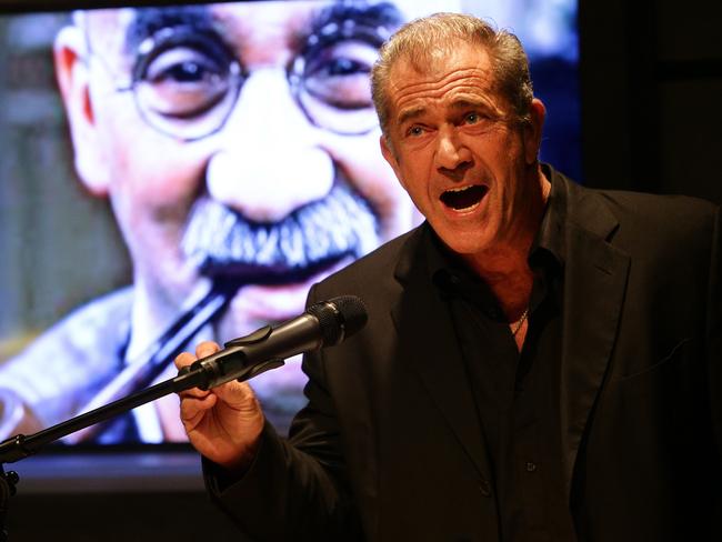 Memorial ... Mel Gibson speaking at the memorial service for late English actor Warren Mitchell at the Ensemble Theatre in Kirribilli. Picture: Jonathan Ng