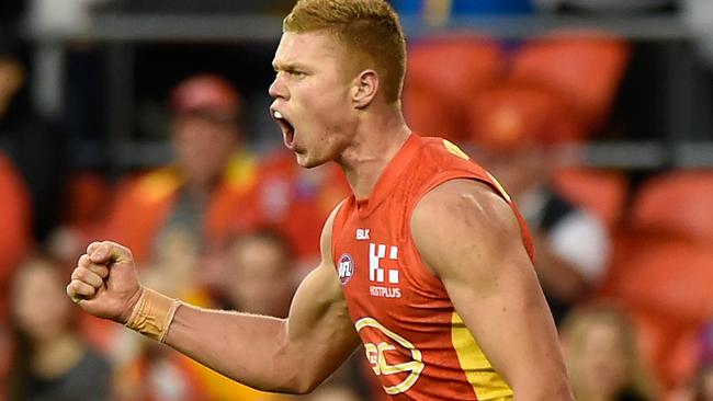 Peter Wright is staying at the Suns.