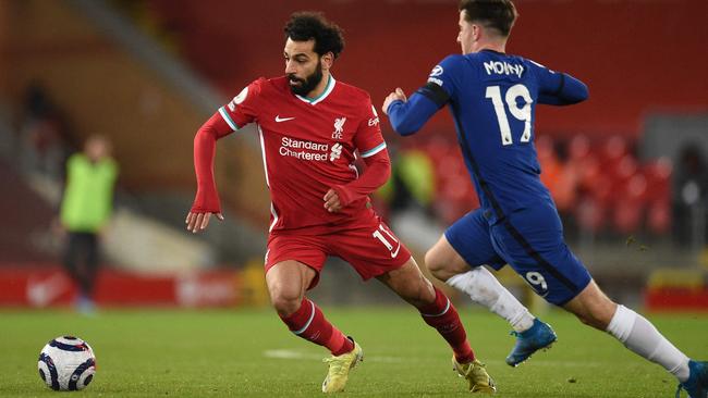 Liverpool's Egyptian midfielder Mohamed Salah takes on Chelsea's English midfielder Mason Mount. (Photo by Oli SCARFF / POOL / AFP)