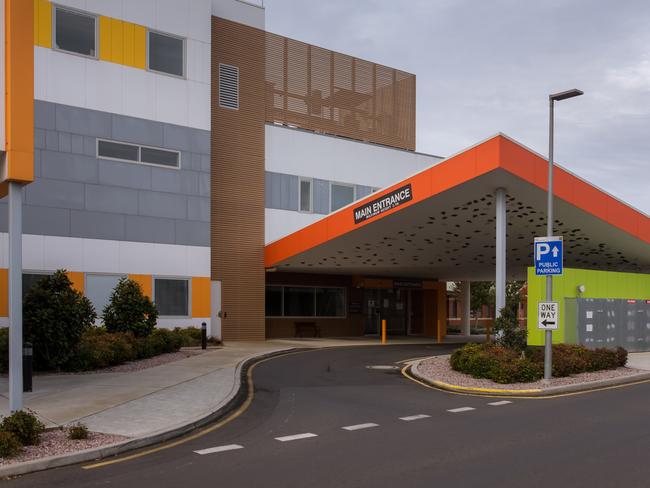 The North West Regional Hospital is seen closed in Burnie, Tasmania, Tuesday, April 14, 2020. Health workers in northwest Tasmania, where a coronavirus outbreak has shut two hospitals, attended an "illegal" dinner party together, Australia's Chief Medical Officer Brendan Murphy has revealed. (AAP Image/Simon Sturzaker) NO ARCHIVING