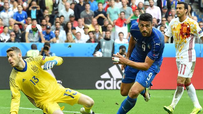 Italy's forward Pelle (R) scores a goal past Spain's goalkeeper David De Gea.