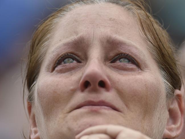 A woman cries during the funeral of the members of the Chapecoense Real football club team killed in an air crash in Colombia at the stadium in Chapeco, Santa Catarina, southern Brazil, on December 3, 2016. The bodies of 50 players, coaches and staff from a Brazilian football team tragically wiped out in a plane crash in Colombia arrived home Saturday for a massive funeral. / AFP PHOTO / DOUGLAS MAGNO