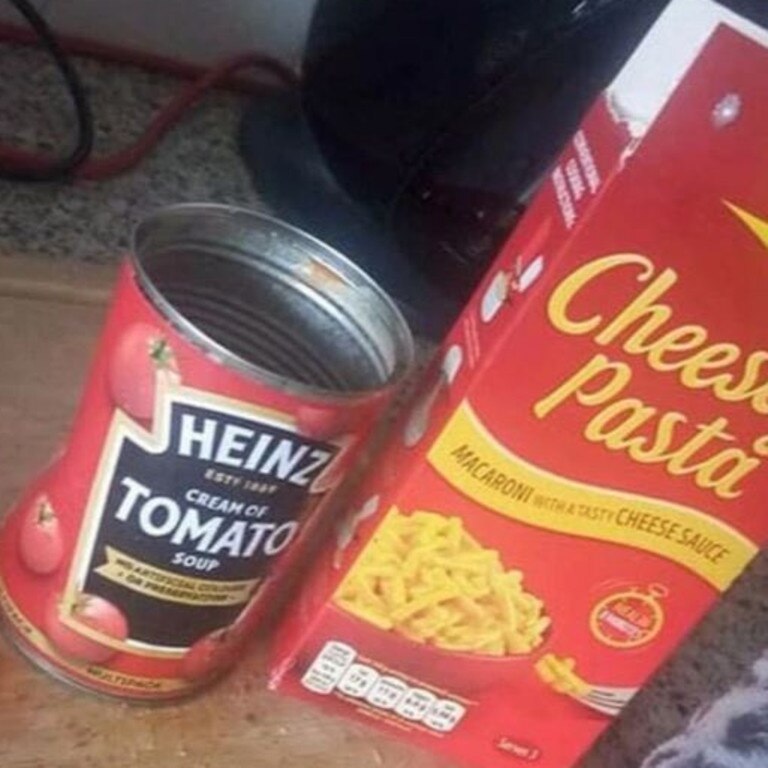 A mum has been slammed for serving a packet of macaroni cheese and Heinz tomato soup to her 'fussy' child.