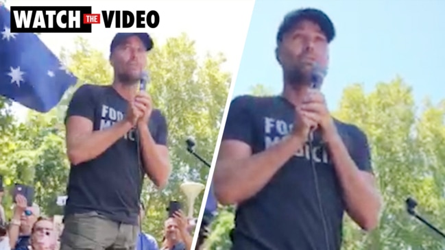 Pete Evans gives bizarre speech at Sydney vaccine protest