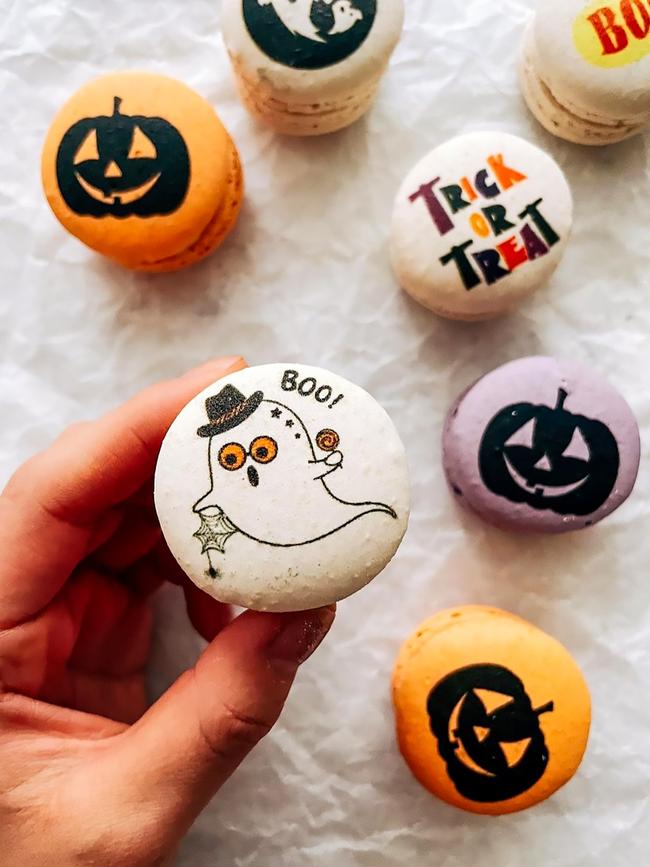 And more Halloween macarons.