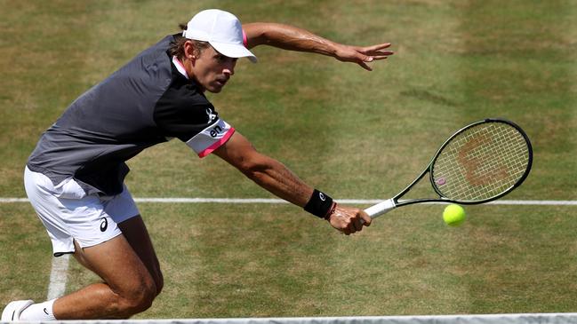 Alex De Minaur plays a backhand against Carlos Alcaraz. Picture: Getty Images