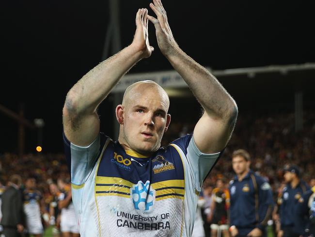 Former Brumbies skipper Stephen Moore has signed with the Reds.