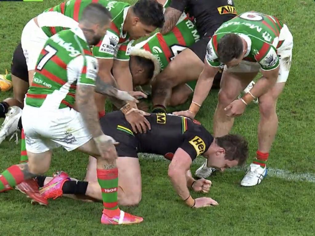 Edwards was left dazed after a head clash with Kikau. Image: Fox Sports