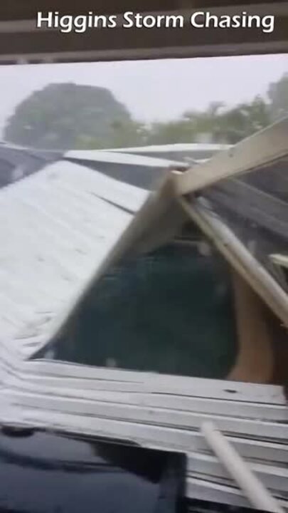 Urangan home's roof collapses during huge Hervey Bay thunderstorm. Video: Higgins Storm Chasing