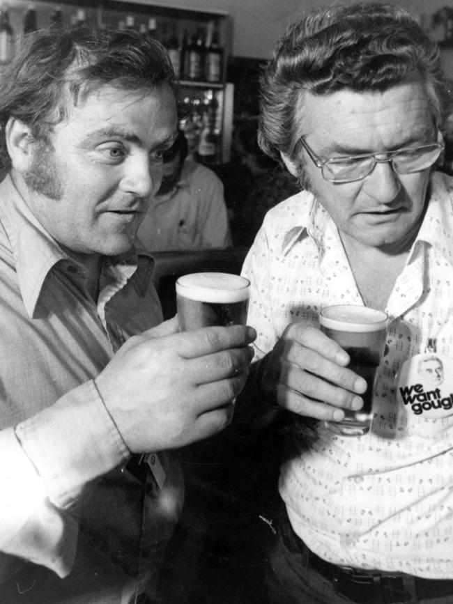 Bob Hawke shares a beer with Bill Landeryou in 1975.