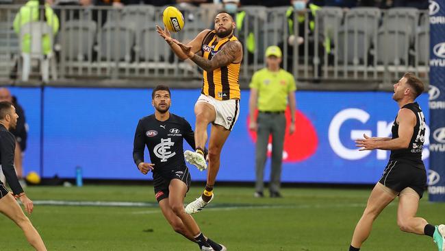 Jarman Impey takes a grab in his return for footy from a long-term knee injury. Picture: Getty Images