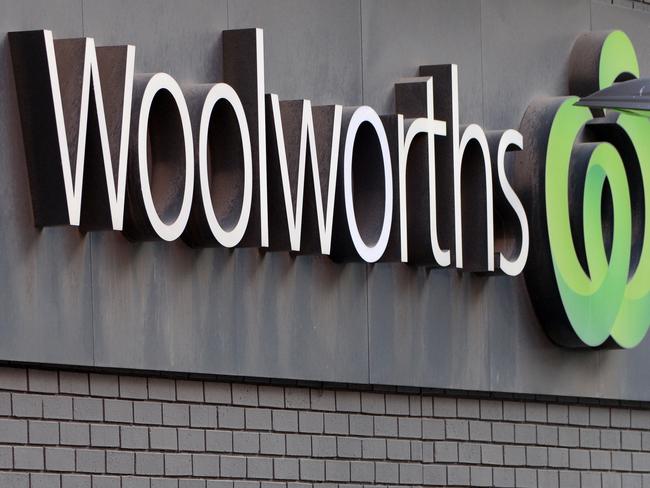 MELBOURNE, AUSTRALIA - NewsWire Photos JULY 15: Shoppers outside a Woolworths store in the Melbourne suburb of Prahran. Picture: NCA NewsWire / Andrew Henshaw