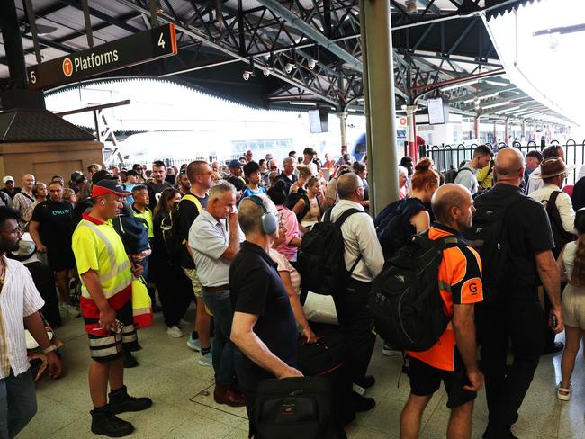 DAILY TELEGRAPH 15TH JAN 2025.Delayed Passengers attempt to board the train for Newcastle, Central Station, Sydney.Photographer:Ted Lamb