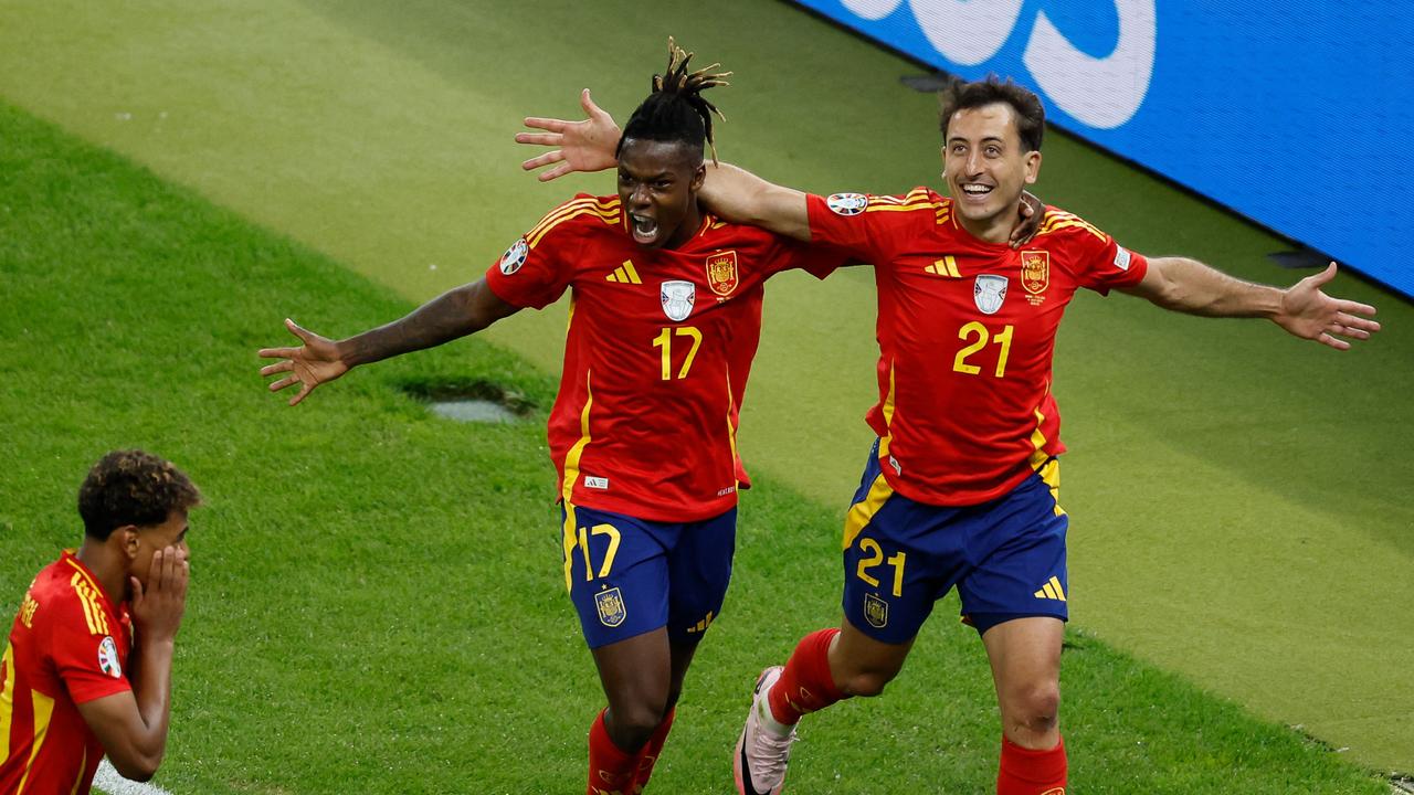 Mikel Oyarzabal celebrates with Nico Williams. Photo by Odd ANDERSEN / AFP.