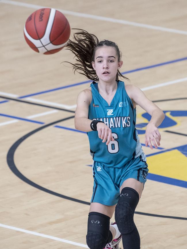 Holly McNamee for Seahawks. Div 2 Gold Medal Match North Gold Coast Seahawks Teal vs Southern Districts Titans. Under 16 Girls State Basketball Championships. Friday, April 15, 2022. Picture: Nev Madsen.