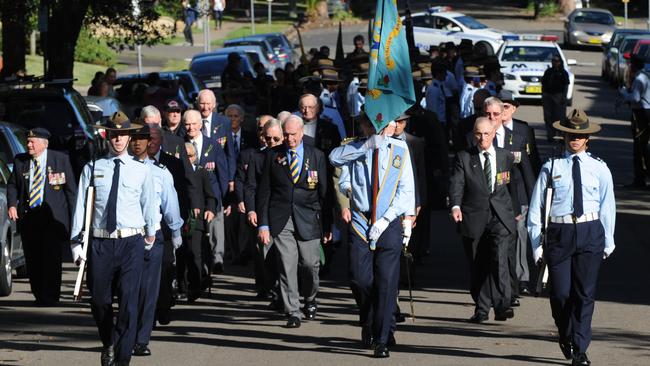 Veterans attached to the Epping RSL sub-branch will continue their Anzac Sunday march tradition this weekend after police agreed to provide traffic assistance. 