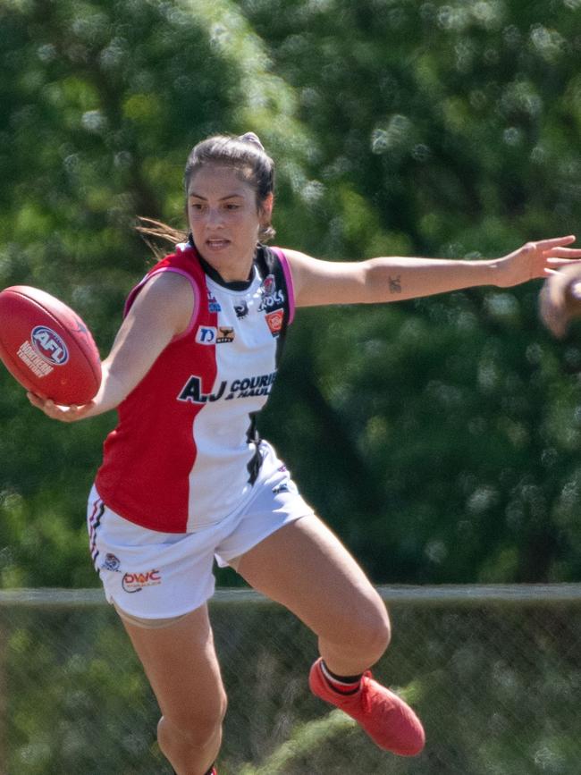 Lateesha Jeffrey gains possession for Southern Districts. Picture: Aaron Black/AFLNT Media