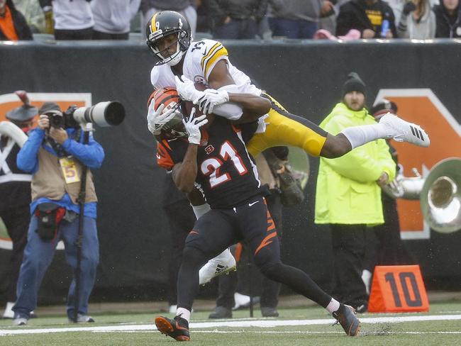 Pittsburgh Steelers wide receiver JuJu Smith-Schuster (19) catches a pass against Cincinnati Bengals defensive back Darqueze Dennard (21). Picture: AP Photo