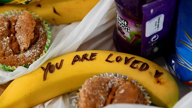 Meghan’s handwritten message on fruit at the One25 charity received a very different reaction. Picture: Toby Melville – WPA Pool/Getty Images