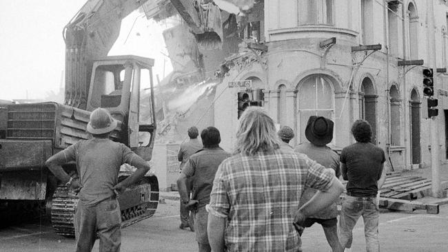 28/08/2003: News/Property/buildings. 1979. Demolition of Belle Vue Hotel by the Deen brothers. Picture by Ray Cash 35H2462 The Courier-Mail Photo Archive. M3421921