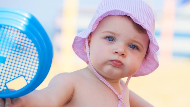 Tips to care for your baby in the summer heat: sunscreen, food, clothes