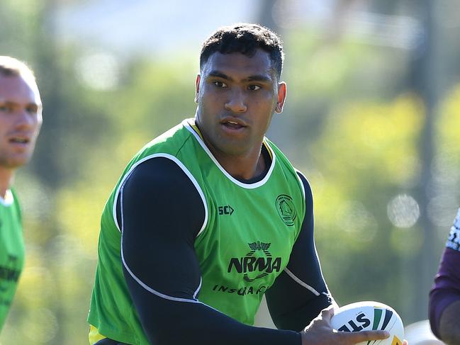 Brisbane Broncos player Tevita Pangai Junior (centre) is seen during a team training session at Red Hill in Brisbane, Wednesday, May 23, 2018. (AAP Image/Dave Hunt) NO ARCHIVING