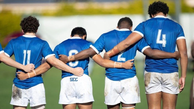 Larry Siala (right) with his teammates.