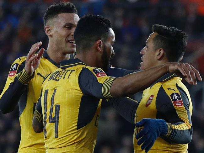 Theo Walcott (C) celebrates scoring with Alexis Sanchez.