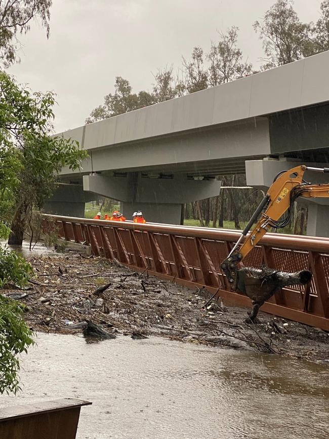 Flooding at the Crofton Street walking bridge Echuca. Picture: Facebook / Joey Blow