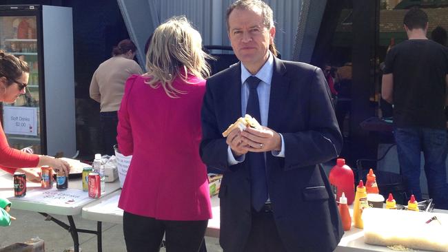 Bill Shorten tucking into a democracy snag at Essendon Primary School. Picture: Roman Kowalenko.