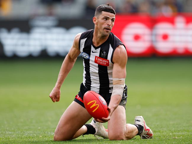 MELBOURNE, AUSTRALIA - JULY 28: Scott Pendlebury of the Magpies in action during the 2024 AFL Round 20 match between the Collingwood Magpies and the Richmond Tigers at the Melbourne Cricket Ground on July 28, 2024 in Melbourne, Australia. (Photo by Dylan Burns/AFL Photos via Getty Images)