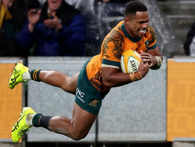 Australia's Filipo Daugunu scores a try during the second Test rugby union match between Australia and Wales at AAMI Park in Melbourne on July 13, 2024. (Photo by Martin KEEP / AFP) / -- IMAGE RESTRICTED TO EDITORIAL USE - STRICTLY NO COMMERCIAL USE --