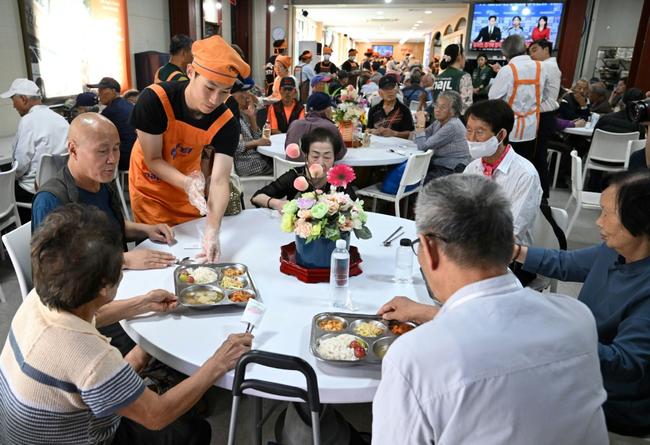 For decades, hundreds of people -- 1,200 a day at its peak, and currently around 700 -- have used the Babfor service centre for free hot meals