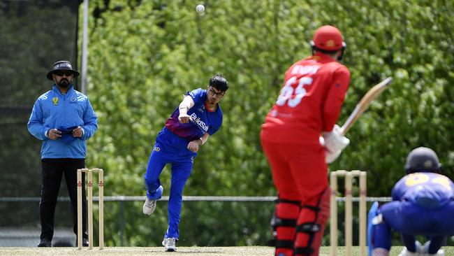 Jaspreet Singh bowling for Frankston. Picture: Andrew Batsch