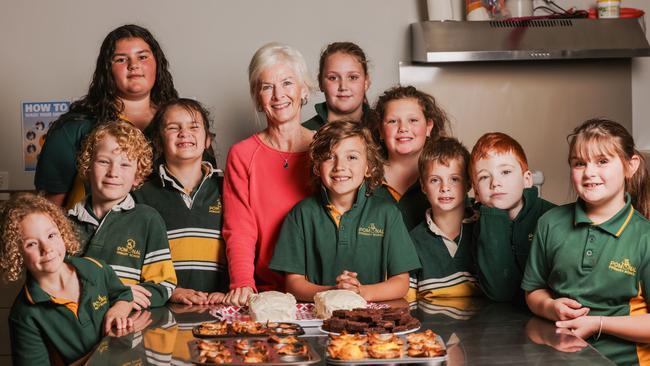 Catriona Fleming with students from Pomonal Primary School. Picture: Supplied