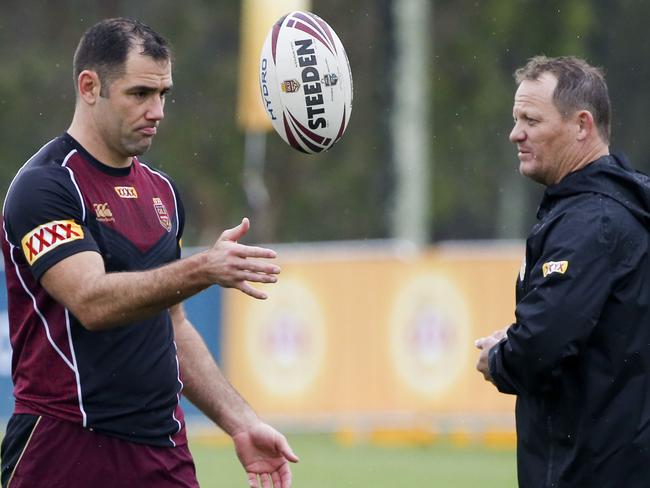 Maroons captain Cameron Smith (left) and coach Kevin Walters during the Queensland State of Origin team training session at Sanctuary Cove on the Gold Coast, Friday, July 7, 2017. (AAP Image/Glenn Hunt) NO ARCHIVING