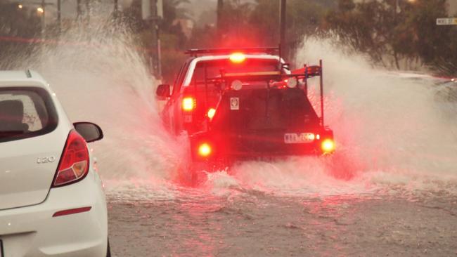 A 4WD ploughs through floodwaters in Dromana. Picture: Adam Richmond