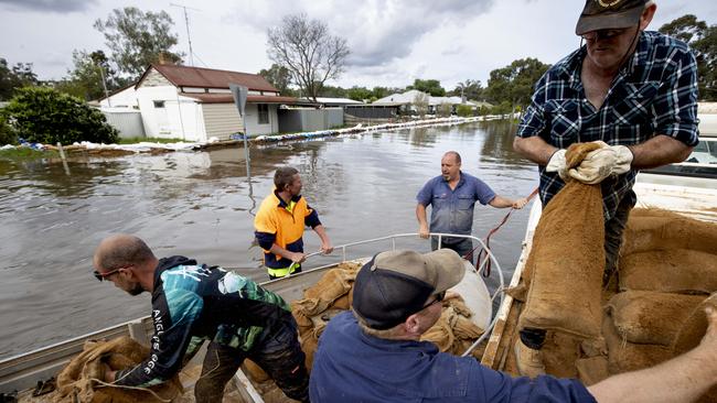 Echuca residents desperately working to sandbag their properties against flooding. Picture: Arsineh Houspian.